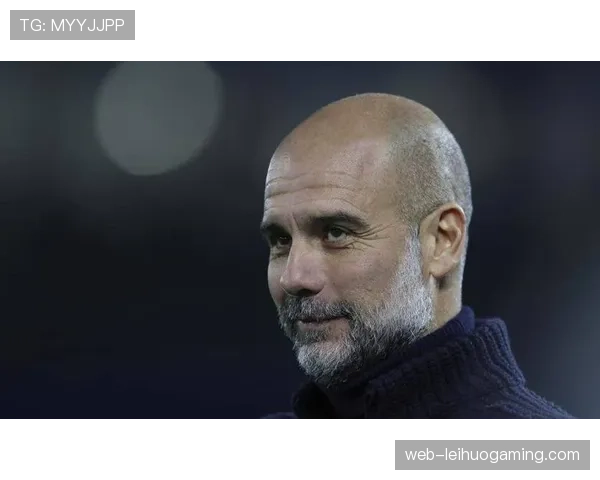 特写镜头：瓜迪奥拉场边焦急挥手，要求队员立即前压实施反抢